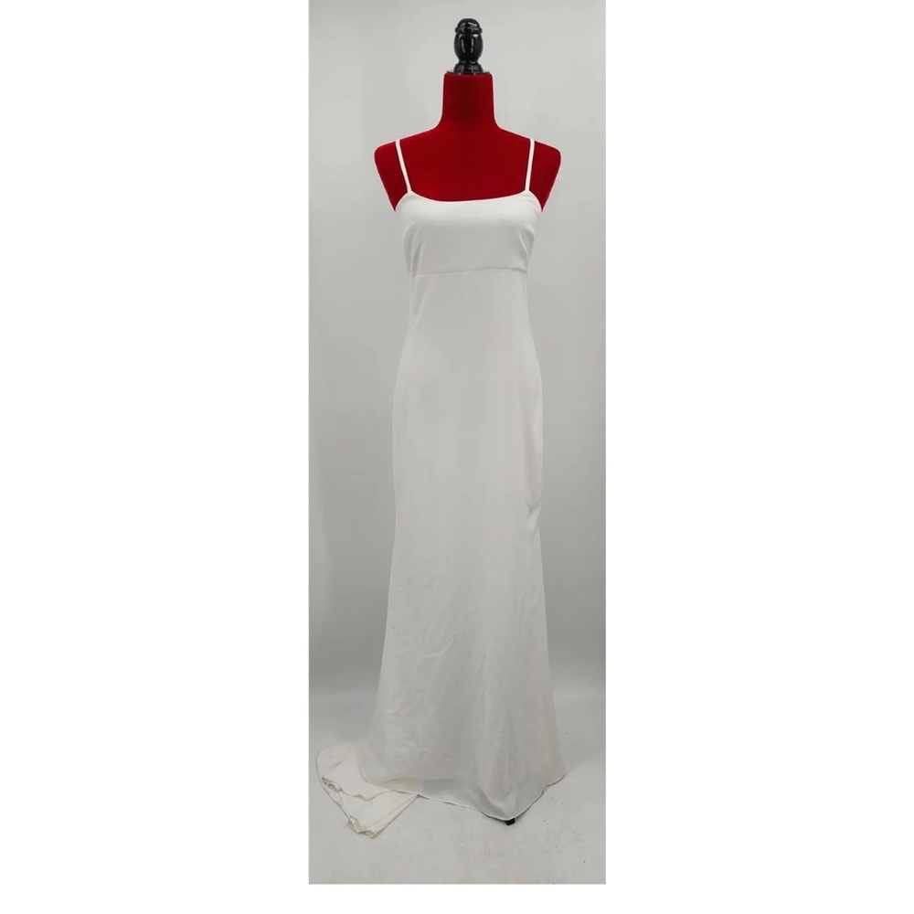 Lulus new without tags white wedding dress. Stretch material. Size small.